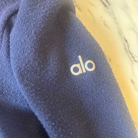 ALO Yoga Indigo Pullover - Picture 1 of 4